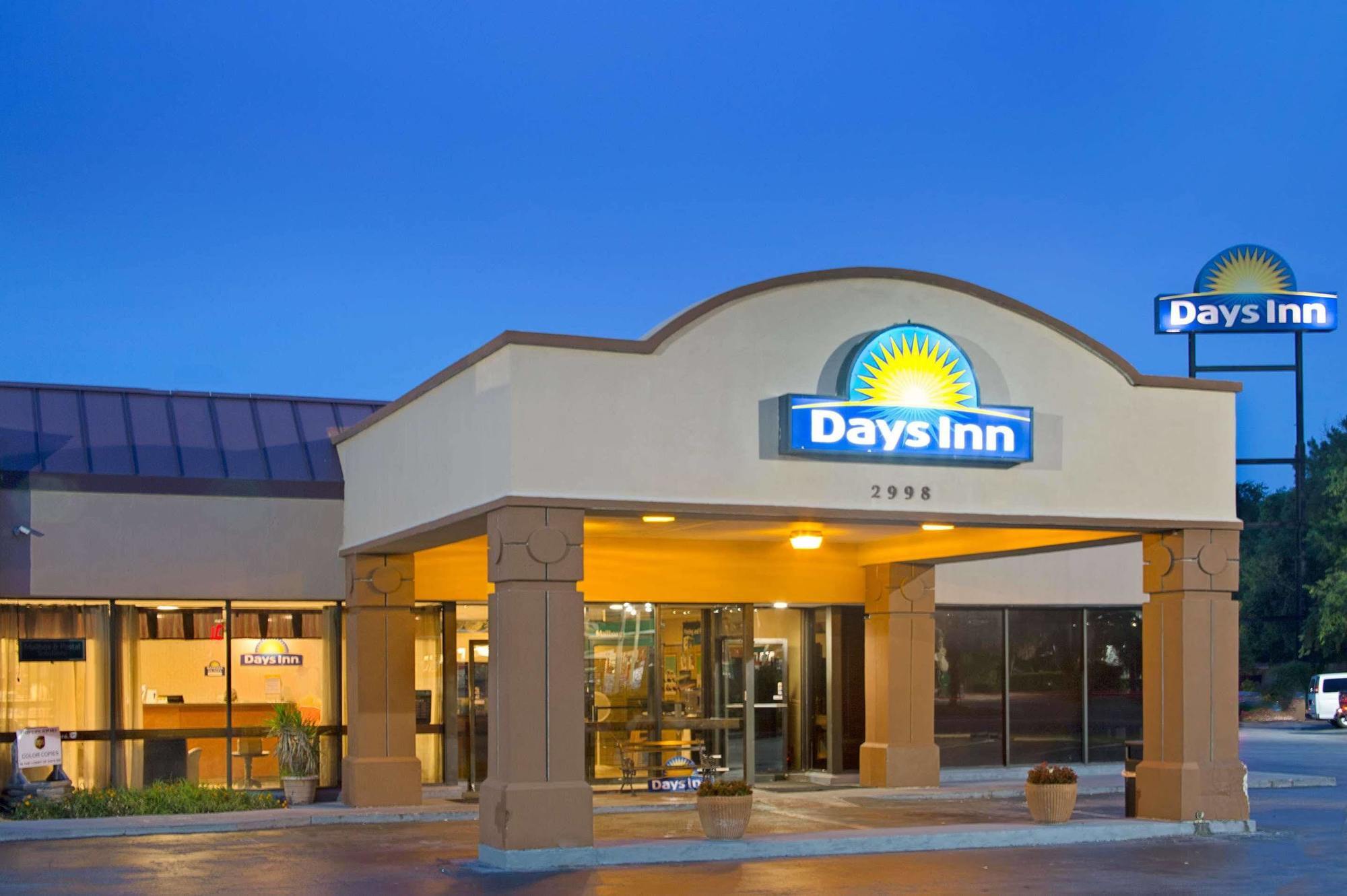 Days Inn & Suites By Wyndham Charleston Airport West North Charleston Exterior foto
